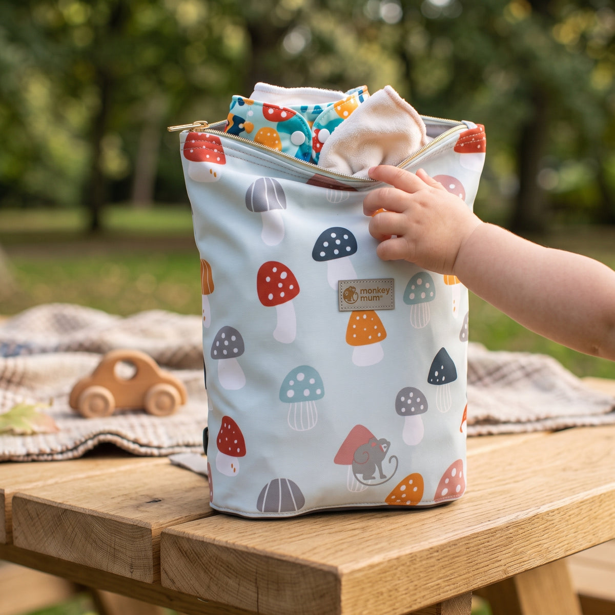 Kinder-Softshell-Rucksack Monkey Mum® - Bunte Fliegenpilze