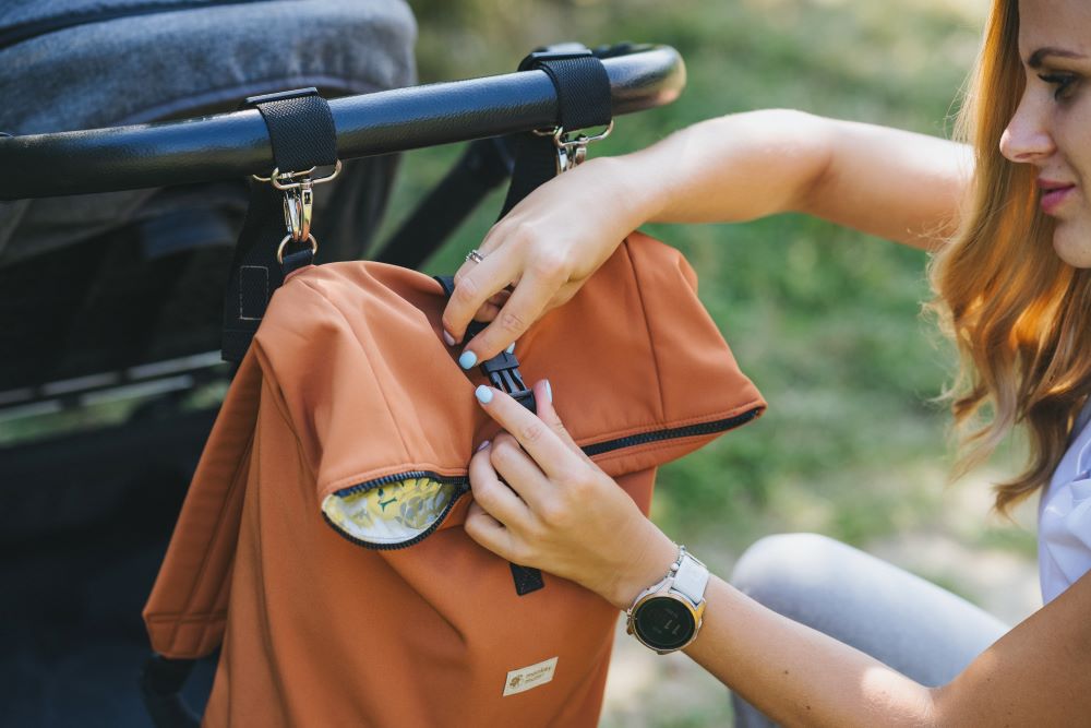 Monkey Mum® Integrierter Softshell-Rucksack für die Trage Carrie - Saftige Himbeere